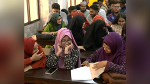 ৩ মাসেরও বেশি সময় পর ঢাবিতে ক্লাস শুরু