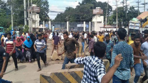 কেন থামছে না পোশাক খাতের অসন্তোষ