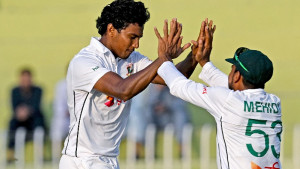 আন্দোলনে নিহত রিকশাচালকের পরিবারের পাশে সিরিজ সেরা মিরাজ 
