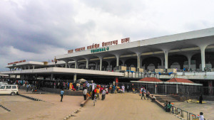 দুই নারীর হাতব্যাগে মিলল দুই কেজি স্বর্ণ