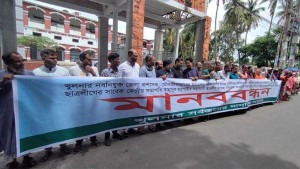 খুলনার নতুন জেলা প্রশাসককে প্রত্যাহারের দাবি