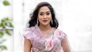 রাজনীতির গল্পে ডিবি পুলিশ মম!