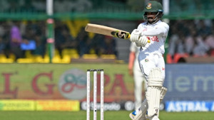 লাঞ্চ বিরতির আগে সেঞ্চুরি হাঁকালেন মুমিনুল