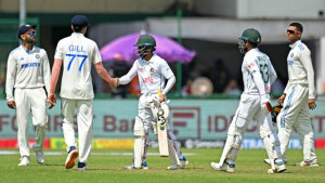 ২৩৩ রানে অলআউট বাংলাদেশ, মুমিনুল ১০৭*