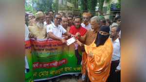 বন্যায় ক্ষতিগ্রস্ত ৩ শতাধিক মানুষকে অর্থ সহায়তা বিএনপি নেতা নাজমুল হুদার