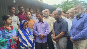 ছাত্র আন্দোলনে নিহত হৃদয় তরুয়ার বাড়িতে পবিপ্রবির উপাচার্য