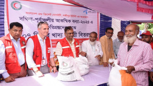লক্ষ্মীপুরে বন্যায় ক্ষতিগ্রস্ত ৬০০ পরিবারের পাশে রেড ক্রিসেন্ট