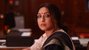 ঋতুপর্ণা নামতেই ‘গো ব্যাক’ স্লোগান, ভেঙে দেয়া হল তার গাড়ি