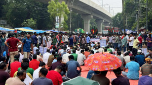 সরকারি চাকরিতে বয়স ৩৫ বছর করার দাবিতে শাহবাগে অবস্থান
