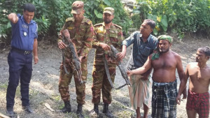 এনায়েতপুর থানা লুট, পুকুর সেচে মিলল অস্ত্র