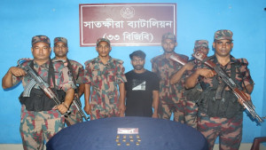 ভোমরা সীমান্তে দেড় কেজি স্বর্ণসহ কারবারি আটক