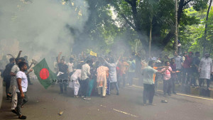 চাকরিতে আবেদনের বয়সসীমা ৩৫ প্রত্যাশীদের ওপর পুলিশের টিয়ারশেল নিক্ষেপ