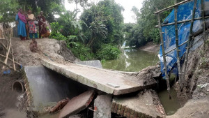 তিন মাসেই ধসে পড়ল কালভার্টটি