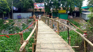 মুগ্ধর নামে স্বেচ্ছাশ্রমে বাঁশের সাঁকো