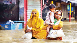 বন্যায় নারীর দুর্ভোগ