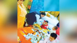 টাকার ‘খেলনা’ সাবেক রেলমন্ত্রীর বিছানায়