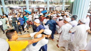 জুমার নামাজের সময় বায়তুল মোকাররমে হাতাহাতি, ভাঙচুর