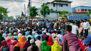থামছে না শ্রমিক অসন্তোষ, ৭৯ পোশাক কারখানা ছুটি