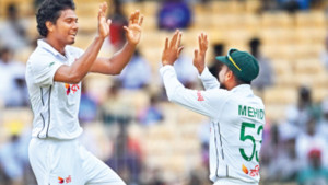 চেন্নাইয়ে হাসানঝড় থামিয়ে অশ্বিনদের প্রতিরোধ