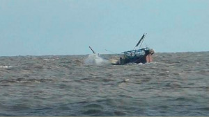 চরফ্যাসনে মাছ ধরার ট্রলারডুবি, ৭ জেলে নিখোঁজ