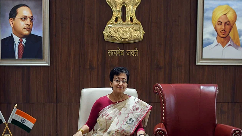 মুখ্যমন্ত্রীর দায়িত্ব নিয়ে কেজরিওয়ালের জন্য পাশের চেয়ার খালি রাখলেন আতিশি মুখ্যমন্ত্রীর দায়িত্ব নিয়ে কেজরিওয়ালের জন্য পাশের চেয়ার খালি রাখলেন আতিশি