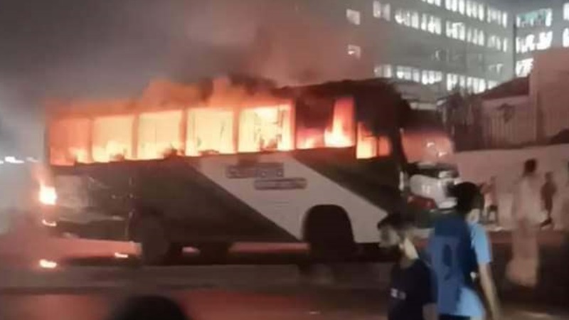 গাজীপুর বাসচাপায় নারীর মৃত্যু, বাসে আগুন গাজীপুর বাসচাপায় নারীর মৃত্যু, বাসে আগুন