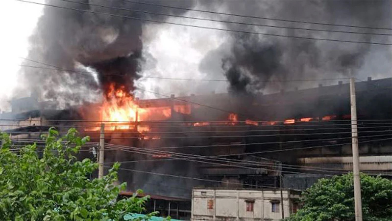 গাজী টায়ার্সে আগুন: গণশুনানির পর নিখোঁজ ৮০ জনের তালিকা গাজী টায়ার্সে আগুন: গণশুনানির পর নিখোঁজ ৮০ জনের তালিকা