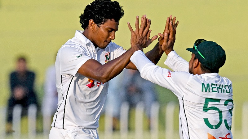 আন্দোলনে নিহত রিকশাচালকের পরিবারের পাশে সিরিজ সেরা মিরাজ আন্দোলনে নিহত রিকশাচালকের পরিবারের পাশে সিরিজ সেরা মিরাজ