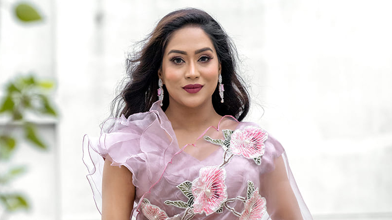 রাজনীতির গল্পে ডিবি পুলিশ মম! রাজনীতির গল্পে ডিবি পুলিশ মম!