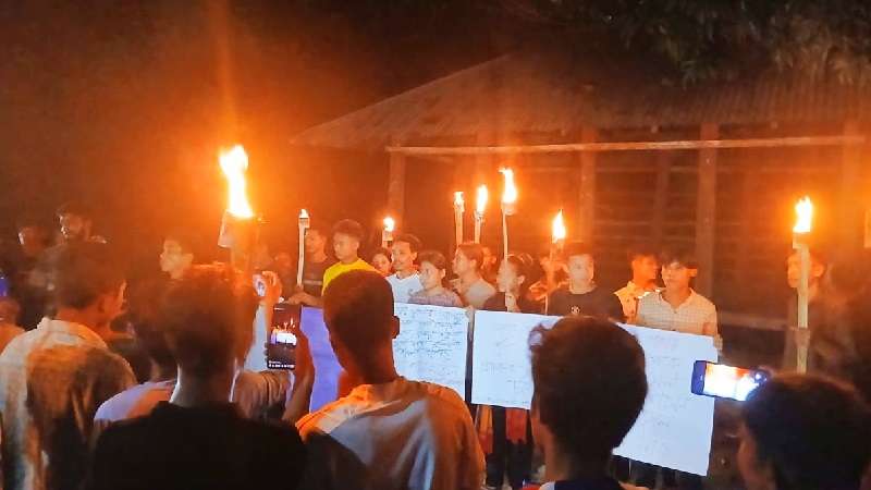মানিকছড়িতে বিক্ষুব্ধ ছাত্র-জনতার মশাল মিছিল মানিকছড়িতে বিক্ষুব্ধ ছাত্র-জনতার মশাল মিছিল