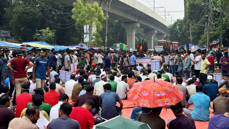 সরকারি চাকরিতে বয়স ৩৫ বছর করার দাবিতে শাহবাগে অবস্থান সরকারি চাকরিতে বয়স ৩৫ বছর করার দাবিতে শাহবাগে অবস্থান