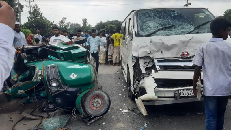 সিরাজগঞ্জে মাইক্রোবাস-অটোরিকশার মুখোমুখি সংঘর্ষ, ৫ জন নিহত সিরাজগঞ্জে মাইক্রোবাস-অটোরিকশার মুখোমুখি সংঘর্ষ, ৫ জন নিহত