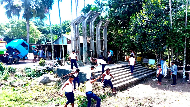 উল্লাপাড়ার প্রথম শহীদ মিনারে গ্রাফিতিতে থাকবে নতুন বাংলাদেশের স্বপ্ন উল্লাপাড়ার প্রথম শহীদ মিনারে গ্রাফিতিতে থাকবে নতুন বাংলাদেশের স্বপ্ন