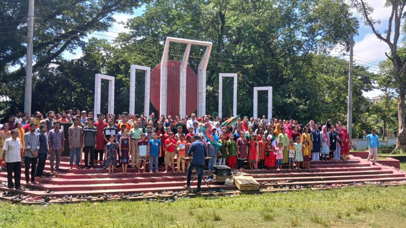 সম্মিলিত কণ্ঠে ধ্বনিত আমার সোনার বাংলা সম্মিলিত কণ্ঠে ধ্বনিত আমার সোনার বাংলা