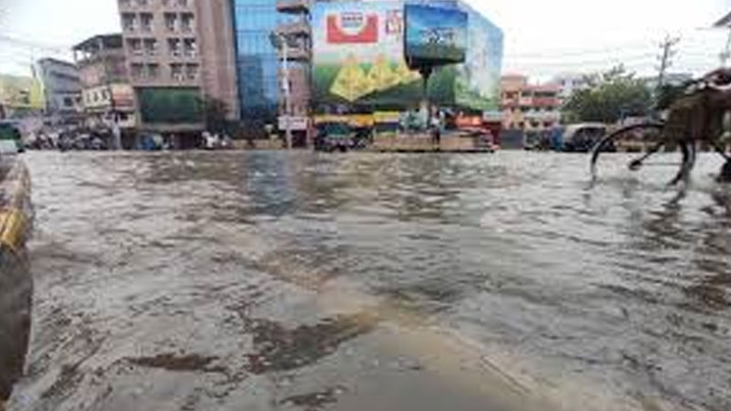 ভারী বর্ষণে শহরের মানুষের ভোগান্তি ভারী বর্ষণে শহরের মানুষের ভোগান্তি