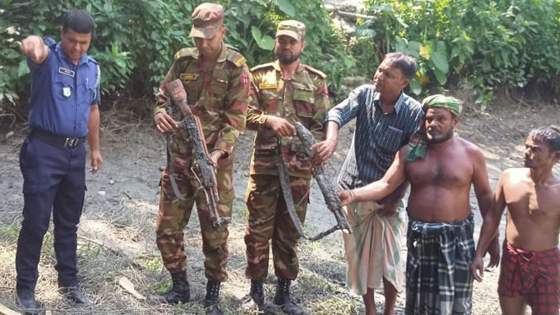 থানা থেকে লুট হওয়া অস্ত্র পুকুর সেচে উদ্ধার থানা থেকে লুট হওয়া অস্ত্র পুকুর সেচে উদ্ধার