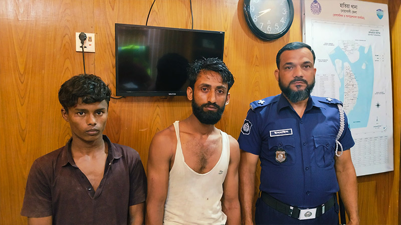 অস্ত্র দিয়ে ডাকাত তকমা, উদ্ধার করল নৌবাহিনী অস্ত্র দিয়ে ডাকাত তকমা, উদ্ধার করল নৌবাহিনী