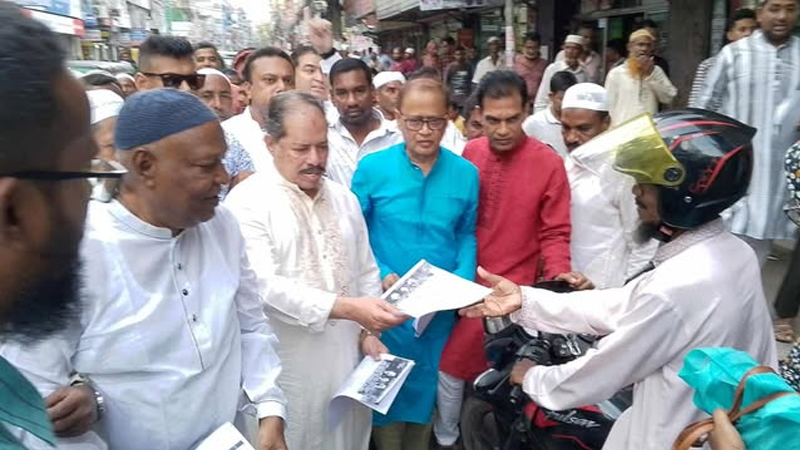 বরিশালে ৩১ দফার লিফলেট বিতরণ করলেন বিএনপি নেতা বরিশালে ৩১ দফার লিফলেট বিতরণ করলেন বিএনপি নেতা