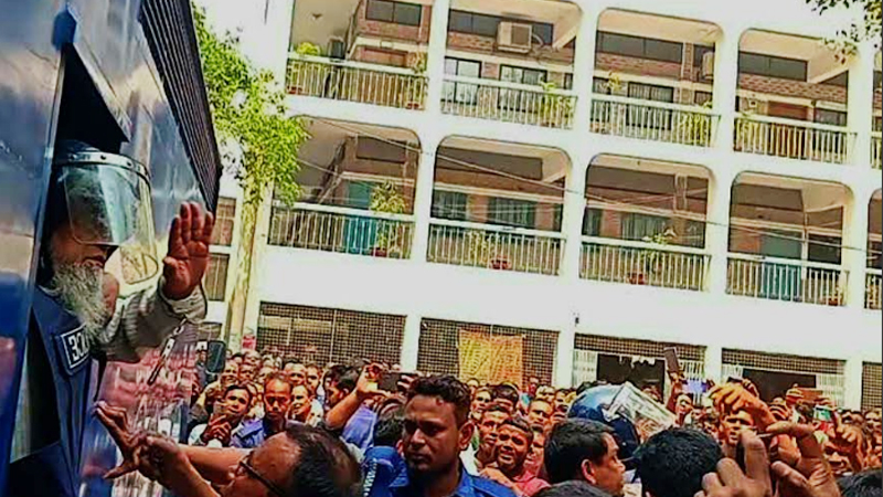 আদালত প্রাঙ্গণে সাবেক এমপি আফতাবকে জুতা নিক্ষেপ আদালত প্রাঙ্গণে সাবেক এমপি আফতাবকে জুতা নিক্ষেপ