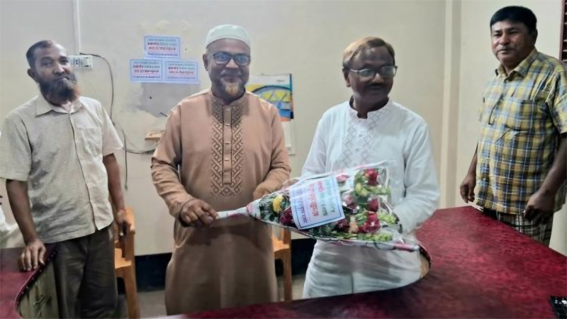 বিএনপি নেতাকে আ.লীগ নেতার ফুলেল শুভেচ্ছা, শোকজ বিএনপি নেতাকে আ.লীগ নেতার ফুলেল শুভেচ্ছা, শোকজ