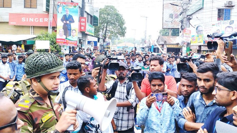 দেশজুড়ে যৌথ বাহিনীর অভিযানে বিপুল অস্ত্র ও মাদকসহ গ্রেপ্তার ২০৪ দেশজুড়ে যৌথ বাহিনীর অভিযানে বিপুল অস্ত্র ও মাদকসহ গ্রেপ্তার ২০৪