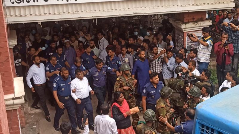 চার আইনজীবীকে কারাগারে নেওয়ার সময় ডিম নিক্ষেপ চার আইনজীবীকে কারাগারে নেওয়ার সময় ডিম নিক্ষেপ