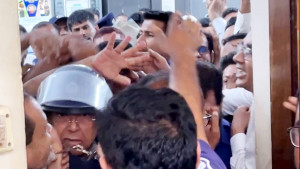 নারায়ণগঞ্জ আদালত প্রাঙ্গণে সাবেক আইনমন্ত্রী আনিসুল হককে কিল-ঘুষি