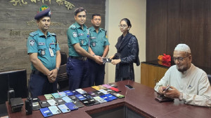 হারিয়ে যাওয়া ৭৯টি মোবাইল উদ্ধার করে মালিকদের কাছে হস্তান্তর 