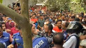 স্ত্রীকে হত্যা করে লাশের পাশেই বসেছিলেন স্বামী
