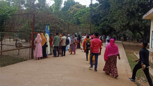 চিড়িয়াখানায় দর্শনার্থীর ভিড়