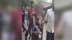 অনৈতিক সম্পর্কের অভিযোগ, গ্রাম পুলিশকে জুতার মালা পরাল জনতা 