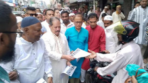 বরিশালে ৩১ দফার লিফলেট বিতরণ করলেন বিএনপি নেতা
