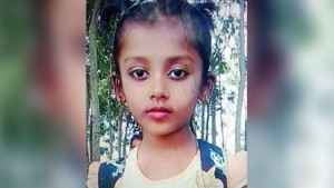 মা-বাবার সঙ্গে গোসল করতে নেমে নিখোঁজ স্কুলছাত্রী