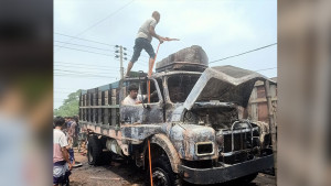 আগুনে পুড়ল দুটি ট্রাক, অগ্নিদগ্ধ দুই শ্রমিক